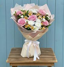 Букет цветов из:  Гвоздики, Орхидеи и Розы в Советске Калининградской области