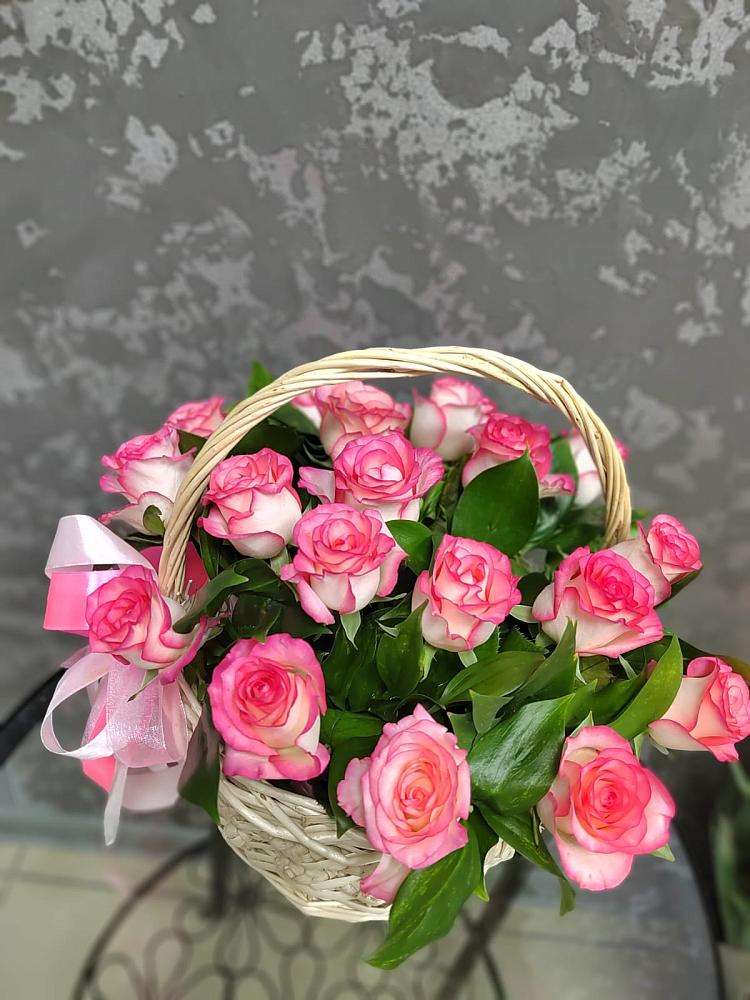 Цветочная композиция из Розы в корзине в Советске Калининградской области