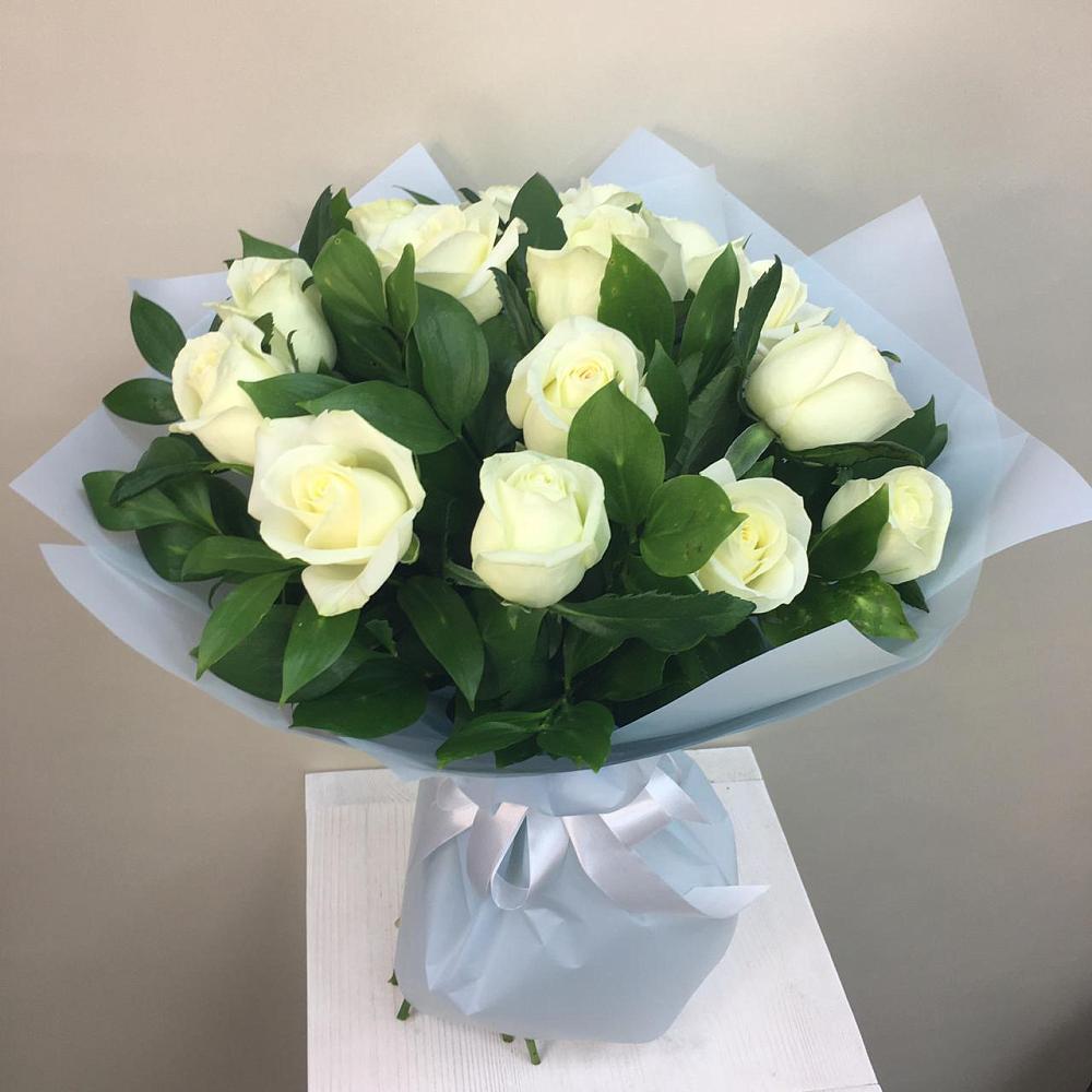 Букет 15 Белых роз Проуд в Советске Калининградской области