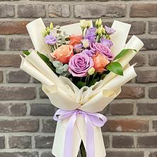 Букет цветов из:  Лизиантусы и Розы в Советске Калининградской области