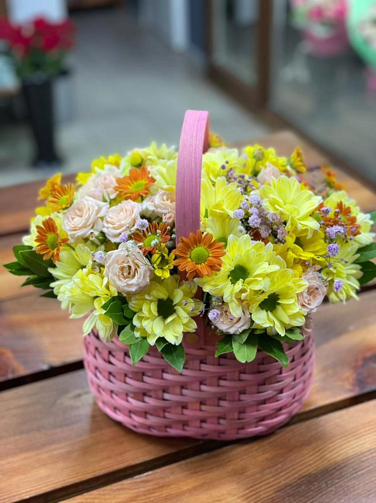 Цветочная композиция из Хризантемы и Розы в корзине в Советске Калининградской области