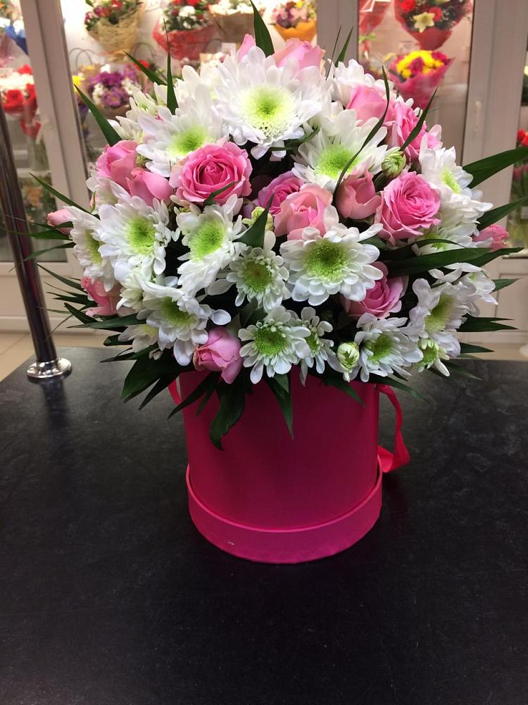 Цветочная композиция из Розы и Хризантемы в шляпной коробке в Советске Калининградской области